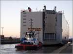 Am 30.09.2011 erreicht die 2008 gebaute MICHIGAN HIGHWAY (IMO 9339832) Bremerhaven. Nach einer 270-Drehung auf der Weser fhrt sie mit Schlepperuntersttzung in die Nordschleuse ein, um in die berseehfen zu gelangen. Die MICHIGAN HIGHWAY ist 200 m lang, 32 m breit, hat eine GT von 56.951, eine DWT von 32.260 t und kann 6.135 Fahrzeuge transportieren. Sie fhrt unter der Flagge von Japan mit Heimathafen Kobe.
