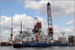 Die Windpark-Errichterschiffe FRIEDRICH ERNESTINE (IMO 9578256) und VICTORIA MATHIAS (IMO 9578244) mssen noch bei der Lloyd-Werft in Bremerhaven mit Hubbeinen ausgerstet werden. Zur Vorbereitung dieser Arbeiten werden sie von Schleppern verholt. 13.05.2012

