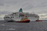 Die Amadea verlsst am 20.06.2012 den Hafen von Kemi. Bei dem Wendemanver wird sie vom Schlepper Jaasalo gezogen und vom Schlepper Ulla geschoben.