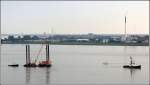 Die Schlepper PARAT (IMO 8128212) und FELIX der Firma Hans Schramm aus Brunsbttel verbringen die Hubinsel ANNEGRET der F+Z Baugesellschaft am 19.08.2007 Weser abwrts. 
PARAT: Bj. 1983, L: 28,28 m, B: 8,85 m, Tonnage: 211 GT, 1770 kw.
FELIX: Bj. 1991, L: 16,89 m, B: 5,29 m, Tonnage: 42 GT, 1400 kw.
ANNEGRET: Abmessungen Ponton: L: 40 m, B: 20 m, Hubbeine: 40 m. 
