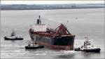 Auf der Weser wird die gerade rückwärts aus der Geestemündung gekommene YEOMAN BANK (IMO 7422881) von Schleppern in die Fahrtrichtung bugsiert. 29.08.2015