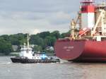 Schlepper HANS der Reederei Petersen u Alpers(18.7.05). Die blau-weien Schornsteinfarben sind die der  Neuen Schleppdampfschiffsreederei Louis Meyer , die  zusammen mit Fairplay, P u A, Bugsier u L u R im hamburger Hafen eine Arbeitsgemeinschaft bilden.