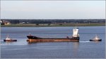 Die 2006 gebaute DANCE (IMO 9360972) wird von zwei Schleppern unterstützt, um in den Fischereihafen einzufahren. Die DANCE ist 125,85 m lang und 21,80 m breit, hat eine GT/BRZ von 7.112, eine DWT von 8.800 t und eine Kapazität von 801 TEU. Heimathafen ist Madeira (Portugal). Frühere Namen: EURO SOLID, OAK 3, 3 OAK.