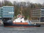 Hamburg am 16.4.08: BUGSIER 2 ist 2006 in den Niederlanden gebaut worden. 2 Propeller befinden sich unter dem Bug, hinten eine groe Kielflosse. - ein  Traktorschlepper . 