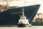 Hamburg 92 - Schlepper JOHANNA der Reederei Petersen u Alpers zieht mchtig an der VILLE DE TUCANA. Wenn man genau hinguckt, sieht man noch eine straffe Trosse, die nach rechts fhrt.