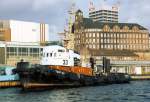 Hamburg 92 - BUGSIER 33 wurde am 11.11.1969 bei Schichau v Stapel gelassen. Der Schlepper war grer als die Nummern 28-31. Das Astra Hochhaus im Hintergund mit einem schnen Fischlokal oben ist inzwischen abgerissen