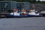 Die Schlepper Fairplay I und VIII sind im Hamburg abgestellt. Es ist unweigerlich zu erkennen, dass die Besatzung der Fairplay I den HSV sehr gut finden muss. Aufgenommen am 13.06.2008