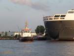 Eindocken der QUEEN MARY 2 am 27.5.2016 in das Trockendock Elbe 17 bei Blohm + Voss: die Heckschlepper BUGSIER 7 und BUGSIER 22 /