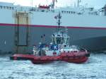 11.11.06 RT ZOE ist zur Zeit mit 5300 Ps der strkste Schlepper im hamburger Hafen.
Im Hintergrund der Autotransporter GLOBAL SPIRIT.
