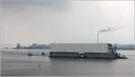 Das 1966 gebaute Schwimmdock DOCK 10 der Hamburger Werft Blohm + Voss auf dem Weg zum Lürssen Werftstandort in Berne an der Unterweser. Das Dock ist 287,5 m lang, 53,5 m breit und hat einen Tiefgang von 9,7 m. Hier passiert das Dock von den Schleppern BUGSIER 5, 9, 10 und FAIRPLAY 31 geschleppte Dock am 01.05.2021 Bremerhaven. 