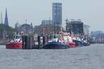Schlepper im Hamburger Hafen warten auf ihren Einsatz am 23.10.2022.