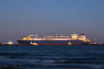 Die 283m lange NEPTUN (IMO 9385673) im Hafen von Mukran wird in kürze vor Lubmin als LNG-Terminal eingesetzt.