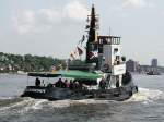 Hamburg i Mai, Schlepper FLENSBURG kommt zum  Hafengeburtstag .