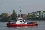 Der Hafenschlepper ZP Caymus befindet sich am Heck der Opal Leader und ist ihr bei der Einfahrt in die Nordschleuse behilflich. Aufgenommen am 10.10.2008 im Nordhafen von Bremerhaven.