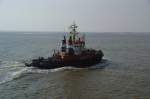 Der Hafenschlepper Wolf passiert soeben die Stromkaje von Bremerhaven in Richtung Norden. Aufgenommen am 10.10.2008