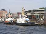 Schlepper warten auf Arbeit im Hamburger Hafen Sommer 2008