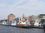 Schlepper warten auf Arbeit im Hamburger Hafen Sommer 2008