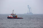 NOORDSTROOM (IMO 9771705) auf der Tromper-Wiek, im Hintergrund der Schwimmkran SVANEN (IMO 9007453).