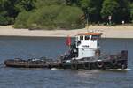 Schlepper PUMA (MMSI 211590150); Datum: 08.05.2026; Aufnahmeort: Elbe/Hafen Hamburg, Deutschland. Das Bild entstand anl�sslich der Einlaufparade zum 837. Hafengeburtstag. Im  Bugbereich noch erkennbar der fr�here Name EERLAND 2.