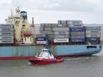 Maersk Carolina mit Schlepper RT Pioneer Bremerhafen einlaufend 12.6.2014