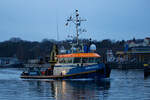 Schlepper RIMFAXE R (IMO 9652090) am frühen Abend im Sassnitzer Hafen.