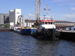 Schlepper,  SEA ALFA  kurz vor dem Auslaufen mit dem MS  Nautica  im Anhang. Hier am LP 10, im Rostocker Seehafen an der Pier des Grorohr-Werk. 