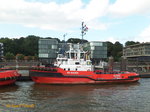 SD ROVER (IMO 9618745) am 5.8.2016 mit neuer Schornsteinmarke der Kotug Smit Towage. Hamburg, Elbe, Schlepperponton Neumühlen /

Rotor-Schlepper / BRZ 294 / Lüa 28,67 m, B 9,8 m, Tg 4,8 m / 2 Caterpillar 3516 C, ges. 3.728 kW, 5070 PS, 13,5 kn, 2 Aquamaster US 205 FP, Pfahlzug 60 t / Flagge: Malta, Heimathafen: Valletta / 2012 bei Damen Shipyard Gorinchem, NL / Eigner: KOTUG International B.V., Flagge: Malta, Heimathafen Valetta  /

Zum Beginn des Jahres 2016 haben die börsennotierte Koninklijke Boskalis Westminster NV-Gruppe (seit 2010 Muttergesellschaft von Smit Towage) und das niederländische Familienunternehmen Kotug International BV ihre Schlepper-Aktivitäten unter einem gemeinsamen Dach als Kotug Smit Towage zusammengefaßt. Die Gesamtflotte besteht z.Zt. aus 65 Schleppern.
(Aus VEUS Shipping.com vom 29. Februar 2016)
