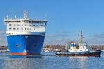 Schlepper SATURNUS unterstützt das Ablegemanöver der FINNSKY (IMO 9468906) am 27.02.2021 beim Skandinavienkai in Lübeck-Travemünde.