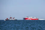 Schlepper TORSTEN unterwegs von Mukran zur BALTIC EAGLE WINDFARM und die Fähre SKANE JET in diesem Jahr wieder auf der „alten“ Königslinie Mukran - Trelleborg.