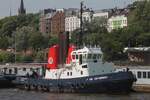 Schlepper VB SATURNUS; Eigner/Betreiber: Boluda; Aufnahmeort: Elbe/Hafen Hamburg, Deutschland; Datum: 13.06.2025; Info:  (IMO 7719052) ex SATURNUS (2009-2022) ex BUGSIER 8 (4) (1978-2009) Schottelschlepper / BRZ 189 / Lüa 26,06 m, B 8,84 m, Tg 4,7 m / 2 Diesel, Deutz SBA 6M 528, ges. 1280 kW (1740 PS), 12 kn, 2 Schottel SRP503/505, Pfahlzug 32 t / gebaut 1978 bei Max Sieghold – Bremerhaven / an Bugsier Hamburg / 2009 an Pollux Tug BV verkauft, Manager Sleepdienst B. Iskes & Zoon B.V. / 2021 an Boluda, 2022 VB SATURNUS Das Bild zeigt die VB SATURNUS am Schlepperponton etwas unterhalb der St.Pauli Landungsbrücken.
