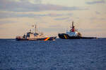 Zollboot HIDDENSEE und Schlepper VB BREMEN FIGHTER (IMO 9321287) am frühen Abend vor Sassnitz.