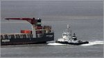 Die 2000 gebaute WESER (IMO 9207687) nähert sich der SLOMAN PRODUCER. Der URAG-Schlepper WESER ist 33,46 m lang und 12,50 m breit, hat eine Maschinenleistung von 5.000 kW und einen Pfahlzug von 71 t. Heimathafen ist Bremen. Bremerhaven, 20.04.2016.