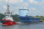 Schlepper / Tug WATERMAN (IMO 8318166) hat CELTIC im Schlepp.