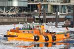 Schlepper und Wasserboot WASSERBOOT; Eigner/Betreiber: HPA; Aufnahmeort: Elbe/Hafen Hamburg, Deutschland; Datum: 08.02.2012; Info: (H 4004) Ein Wasserboot ist ein kleines Tankschiff, das die im Hafen