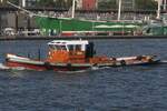 Schlepper und Wasserboot WASSERBOOT I; Eigner/Betreiber: HPA?; Aufnahmeort: Elbe/Hafen Hamburg, Deutschland; Datum: 19.07.2025; Info: (H 8027) (ENI 05105080) Ein Wasserboot ist ein kleines Tankschiff,