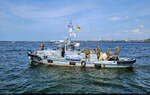 (verbessert)    Schleppboot WARNOW (Y 1659) dreht seine Runden im Hafenbecken von Warnem�nde w�hrend der Hanse Sail.