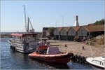 Erbseninseln. Auf Frederiksø stehen noch die ehemaligen Kanonenbootschuppen der Seefestung Christiansø. Heute werden sie zivil genutzt. Davor liegt ein SAR-RIB des dänischen Küstenrettungswesens. Dhainter ist das Fahrgastschiff ELEPHANTEN zu sehen. 25.08.2016 