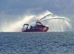 Das für den Einsatz in der Arktis konzipierte, unter russischer Flagge fahrende hochspezialisierte Rettungsschiff MURMAN prüft am 20.September 2015 in der Ostsee  vor Sassnitz die