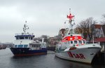 Fahrgastschiff Undine und SAR Kreuzer Arkona am 19.03.16 in Rostock