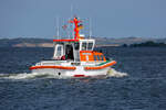 SAR Seenotrettungsboot GERHARD ELSNER hat im Frühjahr diesen Jahres das bisherige Seenotrettungsboot CASPER OTTEN in Lauterbach abgelöst. Hier auf dem Bodden. - 23.06.2024 
