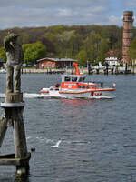 Das SAR-Boot ERICH KOSCHUBS ist auf der Trave unterwegs.