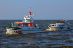 Seenotrettungsboot GERHARD ten DOORNKAAT mit Havarist im Schlepp vor Ueckermünde.