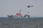 Seenotrettungskreuzer HARRO KOEBKE wird mehrfach vom Notarzt Hubschrauber (D-HDSR) zu Übungszwecken angeflogen.