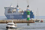 Während das Fährschiff EUROPALINK die Nordermole passiert und Lübeck-Travemünde hinter sich lässt, läuft die Motoryacht CETARA (u.a.