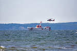 Seenotrettungskreuzer HARRO KOEBKE wird mehrfach vom Offshore-Rettungshubschrauber (D-HOAR) zu Übungszwecken angeflogen.