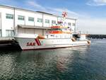 Seenotrettungskreuzer  HARRO KOEBKE  am 23.09.22 im Hafen von Sassnitz auf der Insel Rügen. Die Harro Koebke ist ein großer Seenotrettungskreuzer der 36,5-m-Klasse der Deutschen Gesellschaft zur Rettung Schiffbrüchiger (DGzRS).
Namensgeber ist ein 2003 verstorbener Unternehmer aus Süddeutschland, der die DGzRS mit einer namhaften Zuwendung in seinem Nachlass bedacht hatte.