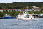 Seenotkreuzer HARRO KOEBKE im Sassnitzer Hafen mit dem Gebäude der Wasserschutzpolizei und HBC ACHIEVER (IMO 9647978) im Hintergrund.