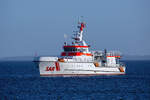 Seenotrettungskreuzer Harro Koebke (IMO 9606625) mit beginnenden Einsatz ihrer Wasserkanone vor Sassnitz. - 04.03.2026
