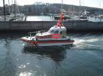 Am 07.04.10. fhrt ein kleines Rettungsboot in den Hafen von Laboe ein.