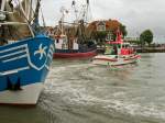 SAR-Schiff  Neuharlingersiel  (10 m lang, 4 m breit) verlsst, Kutter passierend den Hafen Neuharlingersiel (30.08.2007)